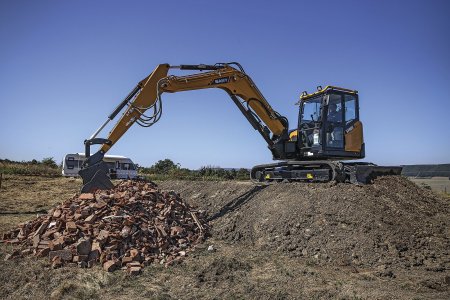 Midi rýpadlo SANY SY80U se předvedlo při nakládce drtiče. Zaujala speciálně vyrobená světelná rampa.