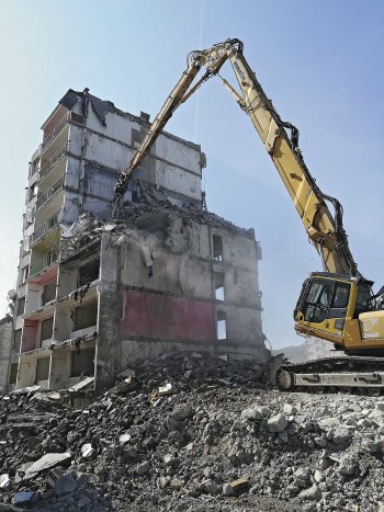 V akci Komatsu PC 450 s prodlouženým ramenem a nůžkami ROCK.