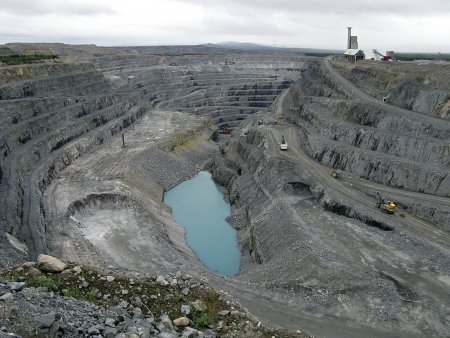 V dole Aitik se vytěží 18 milionů tun rudy ročně. Kromě mědi se zde nachází též zlato a stříbro. (foto TZorn, Wikimedia)