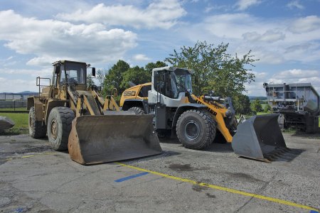 Fiat Allis 220 (vlevo) a kolový nakladač Liebherr L 550 XPower.