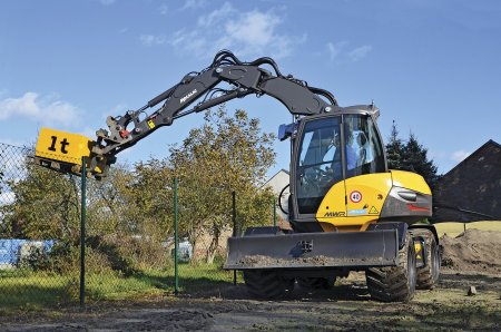 Velká nosnost i při nataženém rameni – to je jedna z výhod jedinečné kinematiky stroje Mecalac 11MWR.