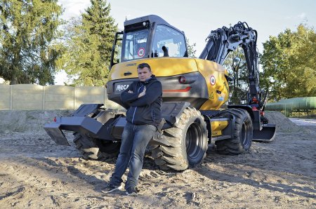 Mecalac 11MWR spolu s novým tiltrotátorem Mecalac si v Hrobicích u Pardubic vzal do parády uznávaný strojník Tomáš Sooky.