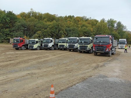 Sedm podvozků Volvo FMX s různou konfigurací pohonu bylo připraveno k jízdám.