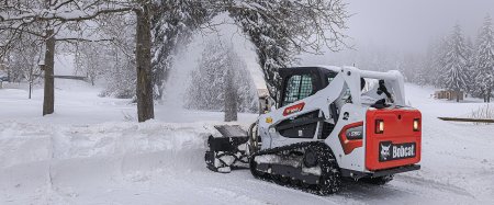 Technika a příslušenství Bobcat se dobře uplatní i v zimě při odklízení sněhu.