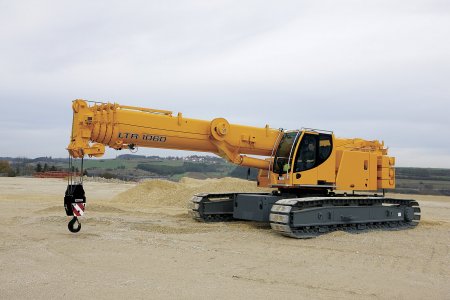 LIEBHERR LTR 1060 v sobě spojuje výhody teleskopického a pásového jeřábu.