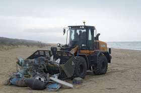 Stroje CASE se zapojily do čištění mořského pobřeží