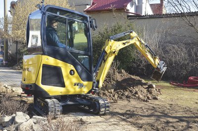 Minirýpadlo s naklápěcí hlavou vyniká výbornými dosahy. Podle majitele jde o plnohodnotný pracovní stroj, ale v kompaktním provedení.