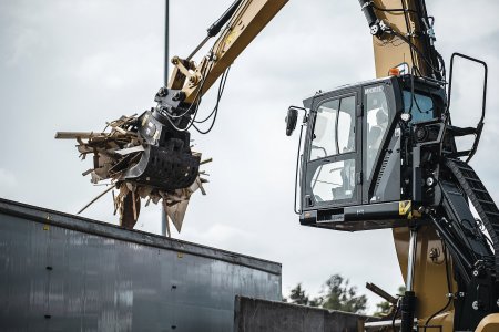 Velká okna z tvrzeného skla rozdělená malými sloupky zlepšují viditelnost do všech stran.