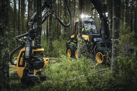 Harvestory standardně pracují ve velmi odlehlých oblastech. Proto je naprosto nezbytné co nejvíce omezit neplánované odstávky a prostoje. (fotografie: Ponsse)