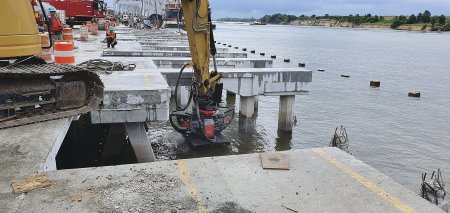 Řezačka MotoCut nasazená při demolici pilotů pod vodou.