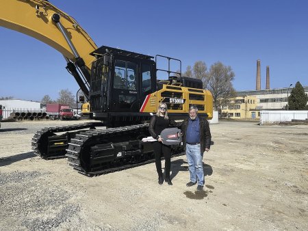 Předání symbolického klíče ke stroji se ujala jednatelka CARACAL MACHINES, Eva Kalcovská. Rýpadlo si převzal Vladimír Chaluš, majitel společnosti Chazep a.s.