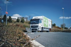 Mercedes nabízí elektrický pohon pro těžkou logistiku. Testovací eActros dorazil do Prahy