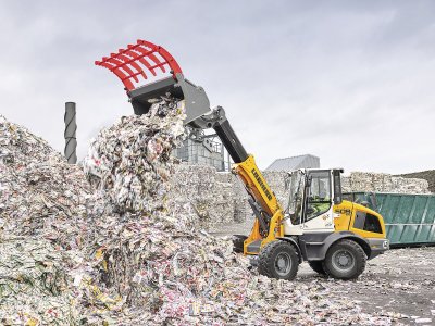 Liebherr L 509 Tele v sobě spojuje výšku zdvihu běžného teleskopického nakladače s překládkovým výkonem klasického kolového nakladače.