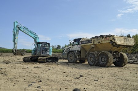 Osvědčená kombinace. Damper TEREX TA300 a rýpadlo Kobelco SK140SRLC.