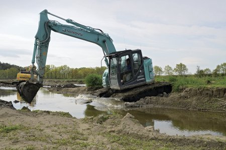 Kvalita podvozku a stabilita jsou dvě klíčové vlastnosti každého „bahňáka“. Nové Kobelco tyto požadavky beze zbytku splňuje.