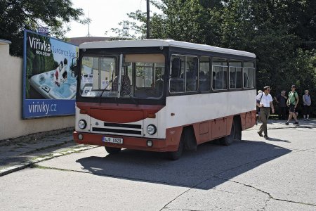 Na podvozky A30 se v Maďarsku stavěly hranaté midibusy Ikarus 553, které se zpětně dovážely do ČSSR. (foto Leotard, Wikimedia)