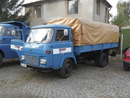 Klasické provedení valníku A 30 s plachtou zachycené v prostorách Retro městečka – www.retromestecko.cz. (foto Stribrohorak, Wikimedia)