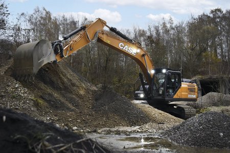 Stroj se vyznačuje tichou a výkonnou hydraulikou, má velký dosah a rypnou sílu.