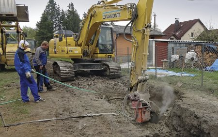 Při řezání tvrdého materiálu je zajištění dostatečného chlazení diamantového kotouče vodou nutnou podmínkou. Zabrání přehřívání a sníží prašnost.