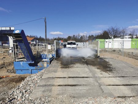 Stacionární myčka ConLine Kit Flex 400C s mycím roštem v délce 4 metry zapůjčená české stavební společnosti.