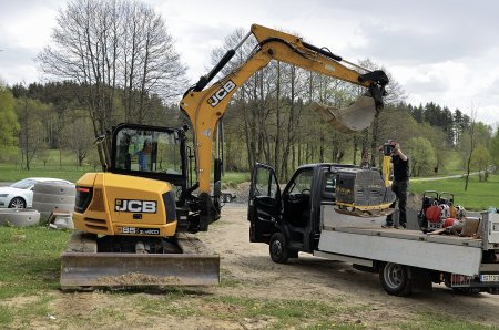 Na stavbě čističky odpadních vod nedaleko Hlinska se nakládá vibrační reverzní deska Bomag BPR70/70, kterou čeká pravidelný servis.