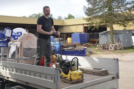 Náš průvodce, Michal Jambor, vykládá jednosměrnou vibrační desku Bomag BVP 18/45 v areálu firmy STAVEBNĚ DOPRAVNÍ TRUTNOV.