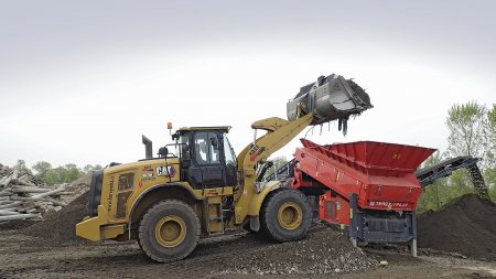 Jeden z nejnovějších strojů – kolový nakladač Cat966M s lopatou RENOMAG při obsluze třídičky.