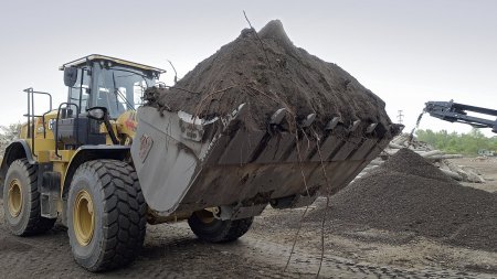 Lopaty RENOMAG mají osvědčený tvar pro minimální odpor při pronikání do materiálu a pro snadné plnění.