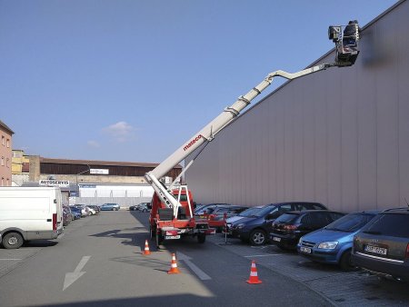 Plošina STEIGER při údržbě osvětlení. Díky kompaktní šířce vozidlo netvoří na pozemní komunikaci velkou překážku.