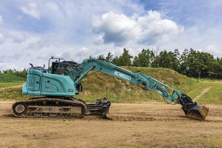 Dozer nebo rýpadlo? V případě stroje Kobelco ED160-7 Blade Runner obojí.