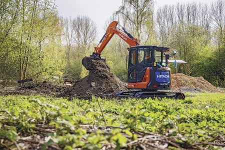 Pětitunové rýpadlo ZX55U–6EB může být napájeno pomocí lithium-iontové baterie o kapacitě 39 kWh, nebo přímo z 400V elektrické sítě. (foto Hitachi)