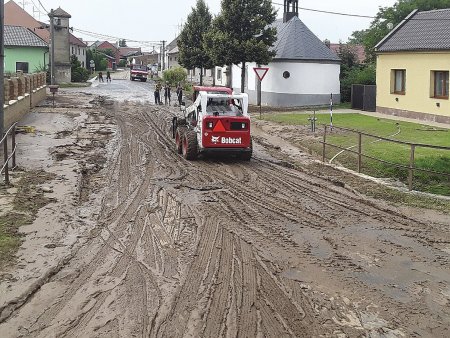 Bobcat S650 v obci Čelechovice zasažené bleskovými povodněmi, rok 2020.