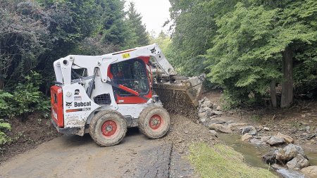 Bobcat při odstraňování následků bleskových povodní, Šumvald 2020.