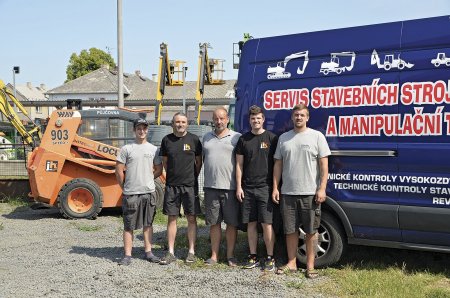 Společná fotka v Bezděčíně. Zleva Jiří Stehlík, Jiří Husák starší, Jaroslav Stehlík, Jiří Husák mladší, Jaroslav Stehlík mladší.