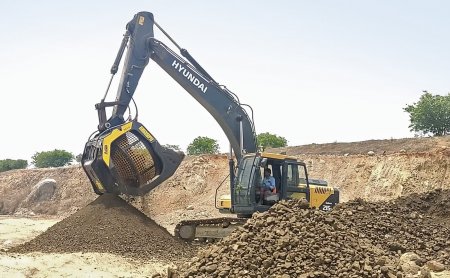 Prosévací lžíce MB-S18. Ilustrační foto. (zdroj MB Crusher)