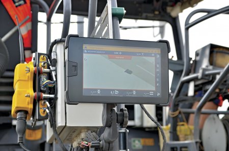 Aplikace na bázi operačního systému Android běží na 10palcovém (25,7cm) dotykovém displeji Trimble TD520. Každý strojník si může uživatelské rozhraní přizpůsobit podle sebe.