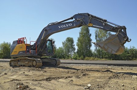 Stroj se výborně hodí i do těžkých podmínek. Má zesílený podvozek, inteligentní hydrauliku a výkonný motor.