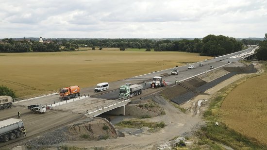 Pomocí systému Trimble Roadworks 3D pro finišery zrealizovala společnost EUROVIA CS celý přidělený úsek „hradecké“ dálnice D11. Systém se v praxi osvědčil a přináší výsledky v podobě zvýšené produktivity.