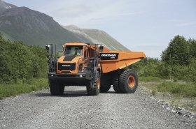 Doosan představí dvounápravový kloubový dampr DA45-7 4×4