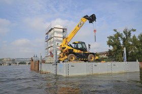 Jeřáb, plošina nebo manipulátor aneb JCB 555-210R při stavbě Štvanické lávky v Praze