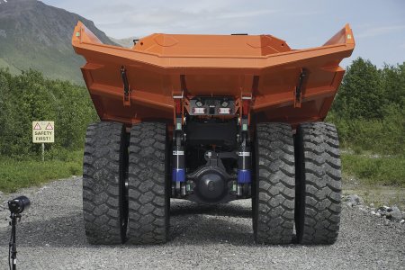 Kloubový dampr Doosan DA45-7 4×4 je rozpoznatelný podle zadní dvojmontáže kol.