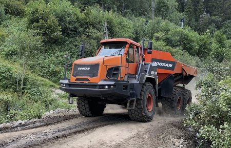 Dampr Doosan DA45-7 4×4 vychází z modelu 6×6 (na obrázku).