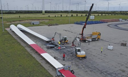 Řezání dvou obřích lopatek pomocí pily D3HS na sedmitunovém rýpadle Takeuchi. Při řezání byl kladen maximální důraz na ekologii, například kal vzniklý při řezání byl nepřetržitě zachytáván do plechové vany, a tím bylo zabráněno kontaminaci okolního prostředí.