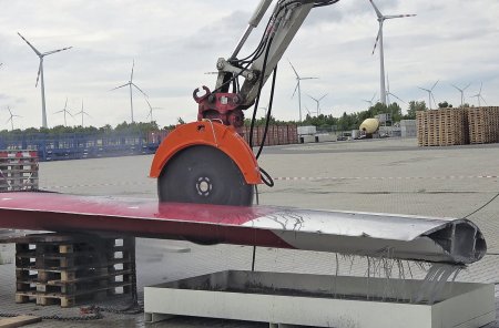 Podélný řez vrtulí: V první části řezání dostačoval kotouč průměru 1400 mm na proříznutí celého průřezu lopatky, čímž práce postupovala rychle kupředu.