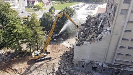 Bourání sladovny v Chrudimi. Rýpadlo rozebírá průmyslové objekty jako proslulé dánské stavebnice.