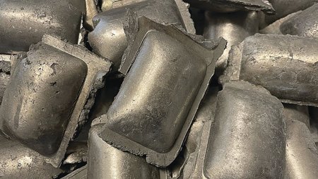Železné brikety vyrobené procesem DRIH. Vstupní surovina pro výrobu oceli.
