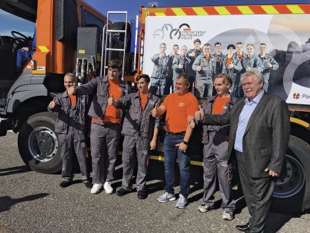 Nový vůz Tatra Fénix sestavený studenty Střední školy automobilní v Holicích. Zleva Jan Hertl, Vít Kadlec, Petr Vavřina, učitel odborného výcviku Pavel Dědič, Michal Melich a ředitel školy Mgr. Michal Šedivka.