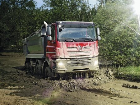 Skvělé terénní vlastnosti, dané kombinací silných motorů a osvědčeného podvozku, patří k hlavním rysům vozidel Tatra Phoenix.