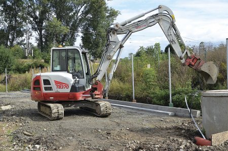 Takeuchi TB 370 při dokončovacích pracích kolem čističky odpadních vod.