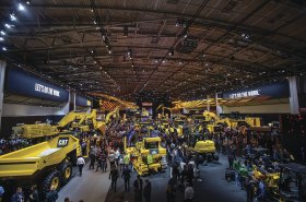 Zeppelin a Cat na veletrhu Bauma. Velkolepá show i první elektrické stroje